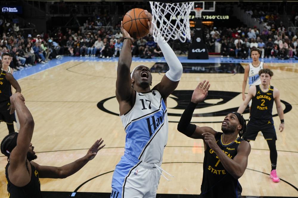 NBA焦点战：篮网客场逆转雄鹿,