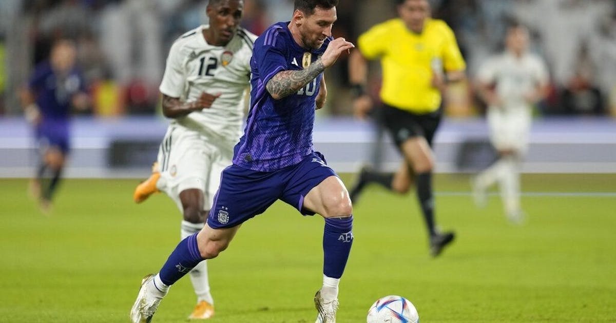 前锋远射破门，球迷现场尖叫